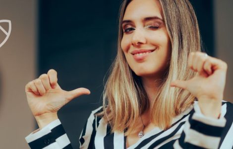 Junge Frau, die mit ihrer Leistung zufrieden ist und eine gute Selbstmotivation besitzt.